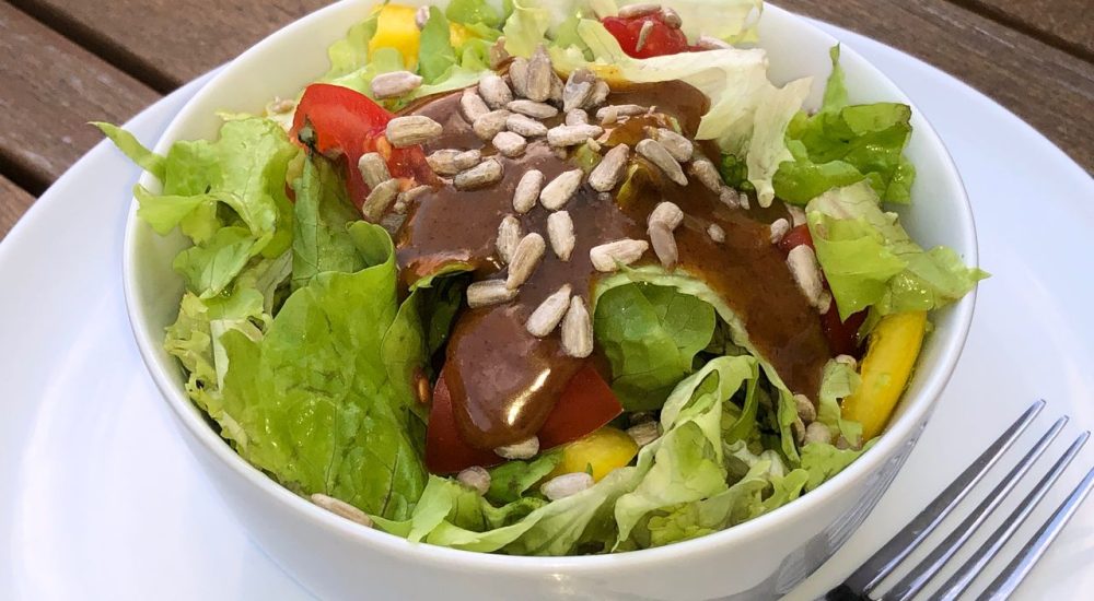 Bild: Grüner Salat mit Mandelnaise